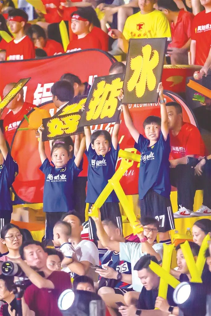 顶级足球赛事火爆开赛，观众热情澎湃